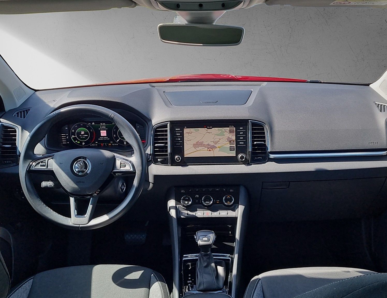 Fahrzeugabbildung SKODA Karoq Drive 125 1,5 TSI DSG Navi ACC PDC AHK
