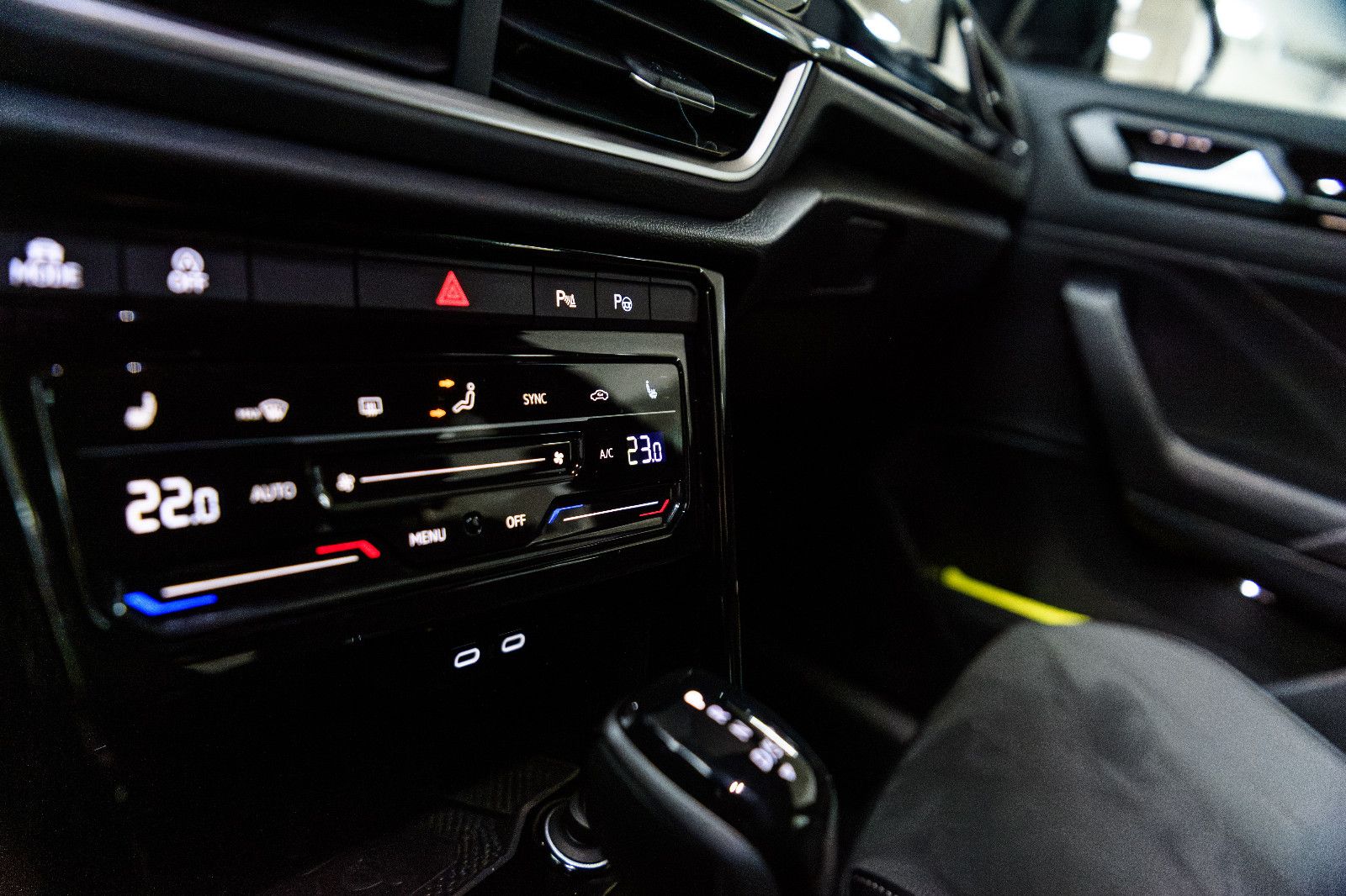 Fahrzeugabbildung Volkswagen T-Roc R-Line+LED+AHK+ACC+SIDEASISST+SHZ+EL.HK