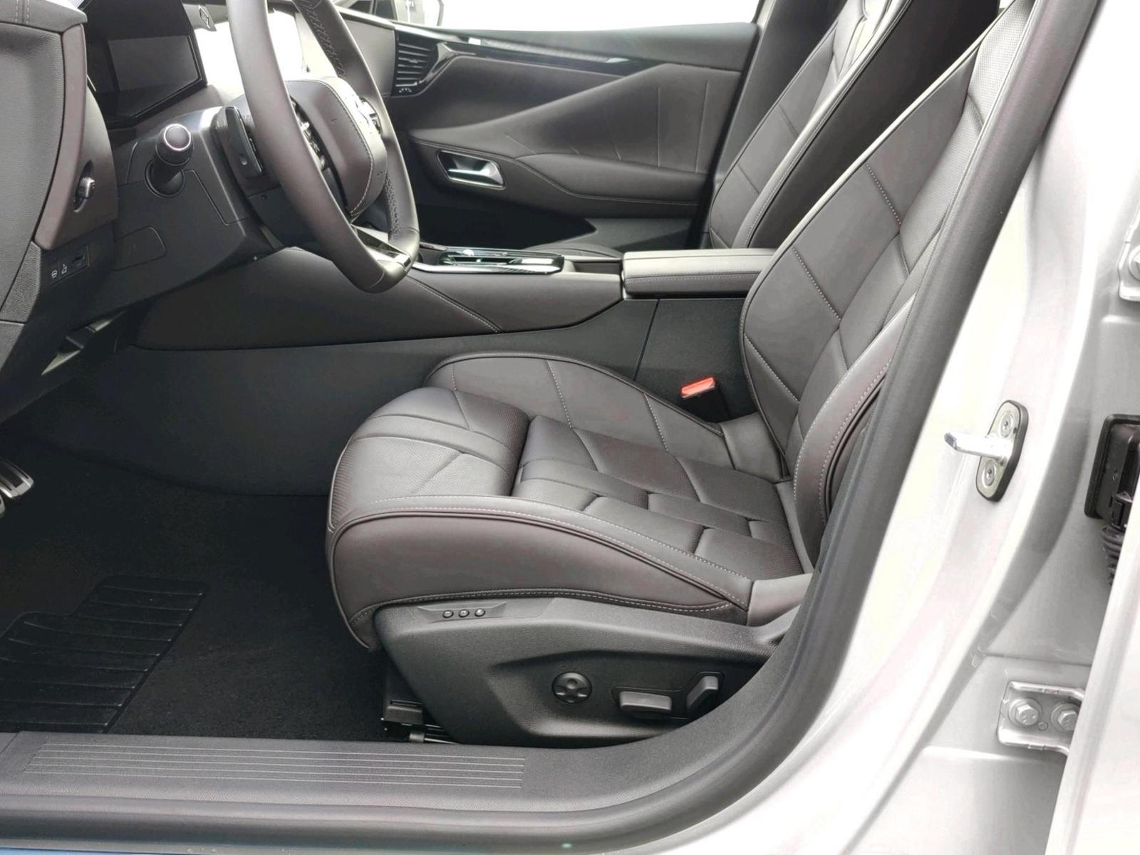 DS Automobiles N°4 ÉTOILE + Nappa BlueHDi 131 PS