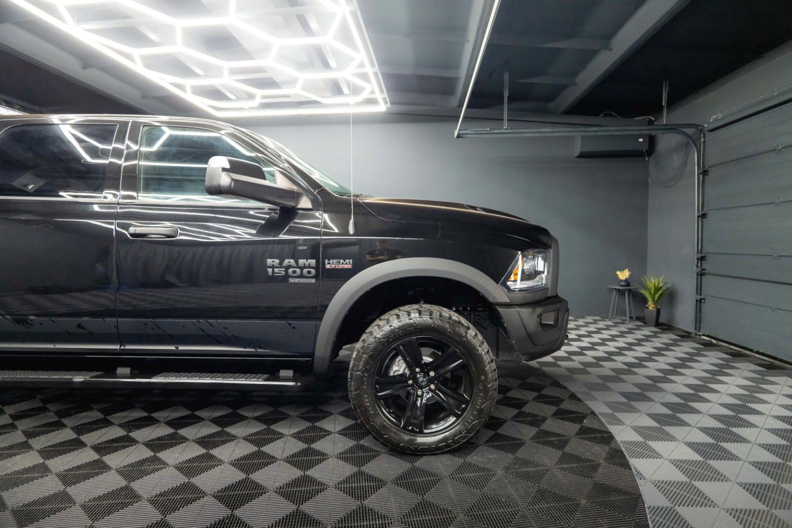 Fahrzeugabbildung Dodge RAM 5.7 V8 HEMI 4x4 Sport OFFROAD Night WARLOCK