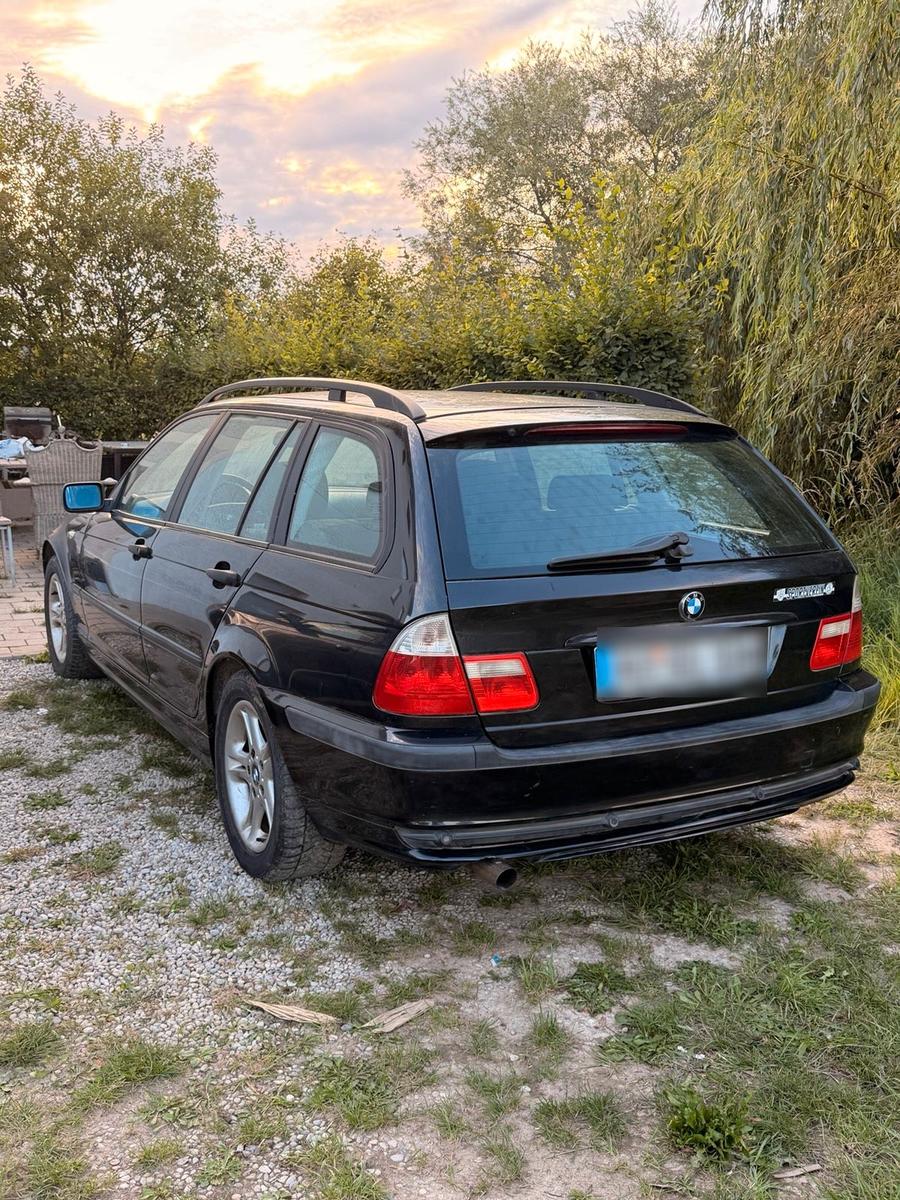 BMW 320 2004 — rear view