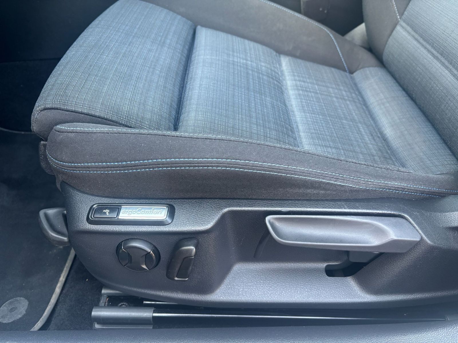 Fahrzeugabbildung Volkswagen Passat Var. 1.4 GTE-NAV-LED-KAMERA-ACC-APPS-SHZ-