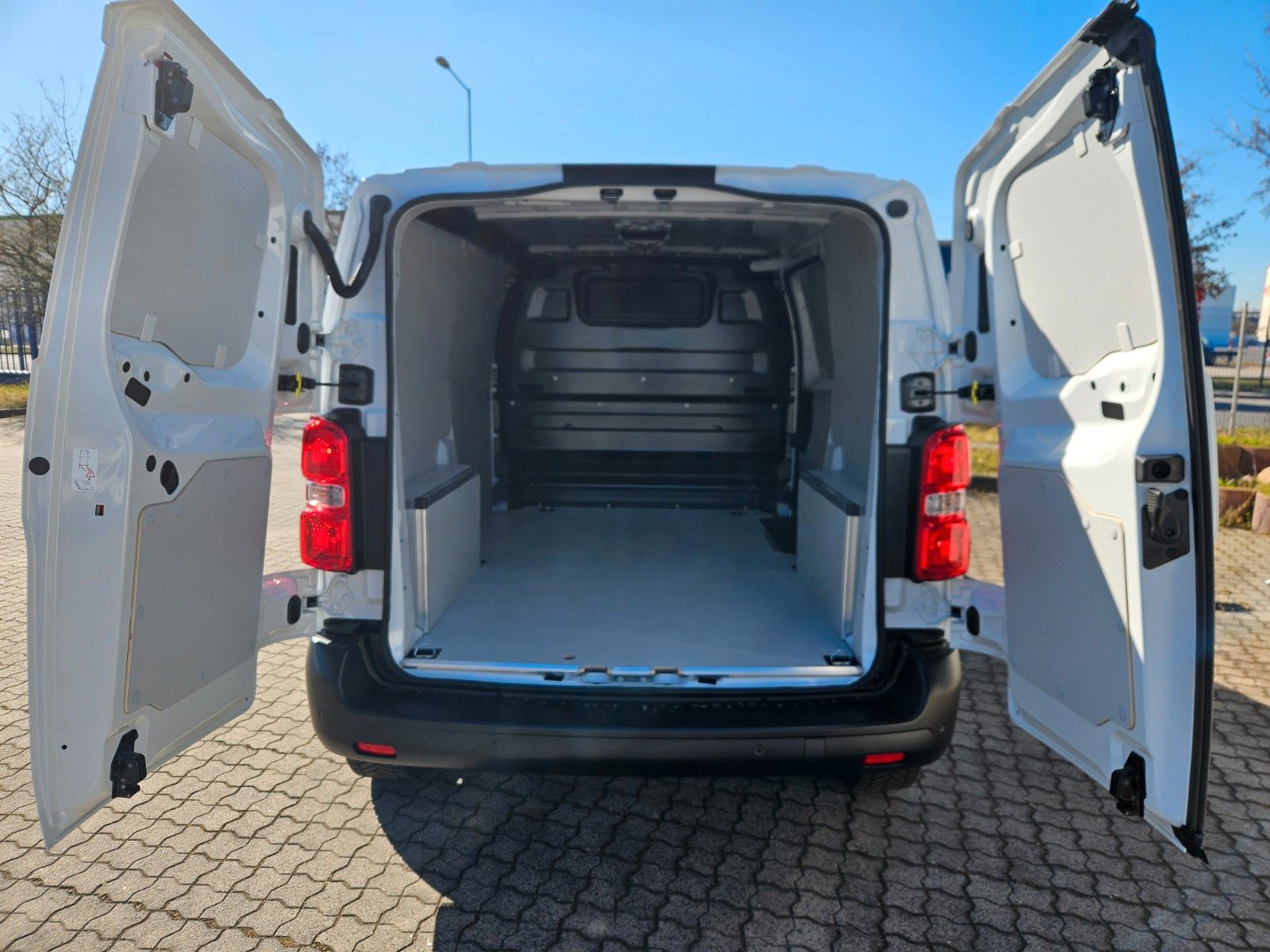 Fahrzeugabbildung Fiat Scudo Kastenwagen L2 145 PS/Worksite Paket