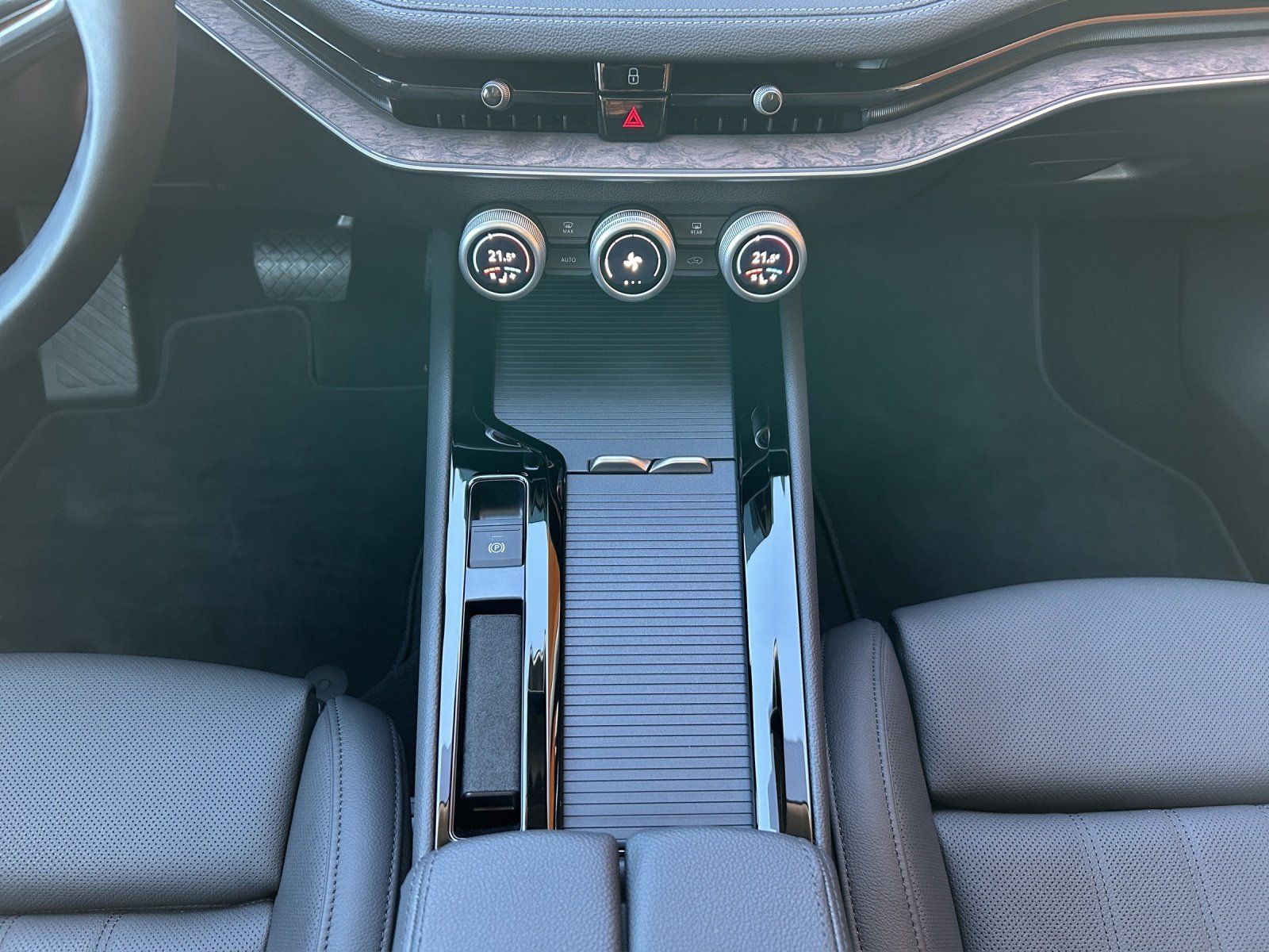 Fahrzeugabbildung SKODA Superb Combi 2.0 TDI L&K/ST-HZG/PANO-DA/AHK/360°