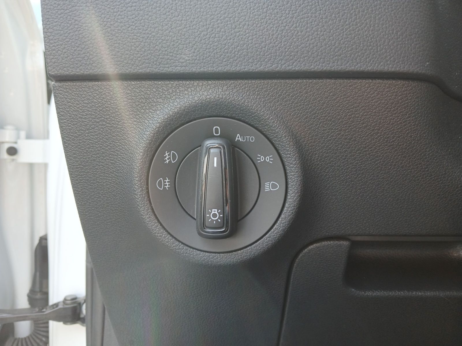 Fahrzeugabbildung SKODA Karoq TSI Ambition  DSG LED Navi GRA PDC SH LM