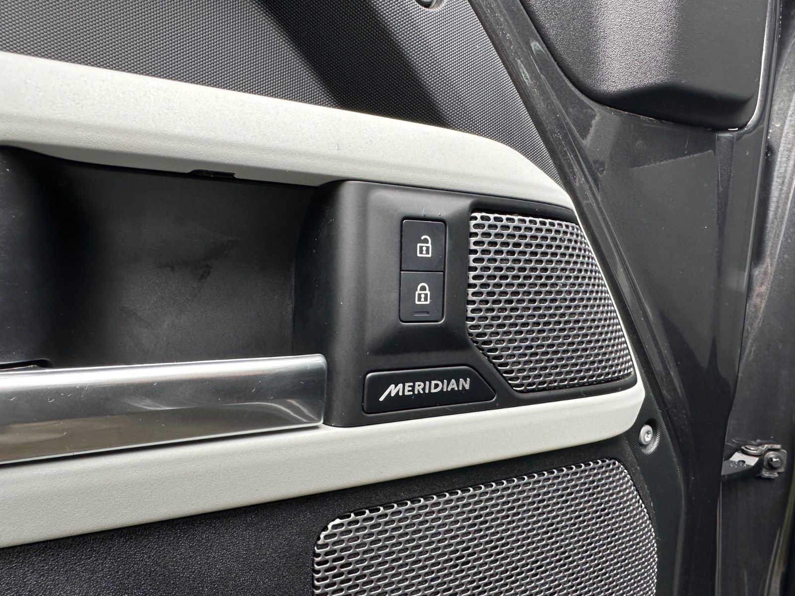 Fahrzeugabbildung Land Rover Defender 110 X-Dynamic 7Sitzer*MERIDIAN*LEDER