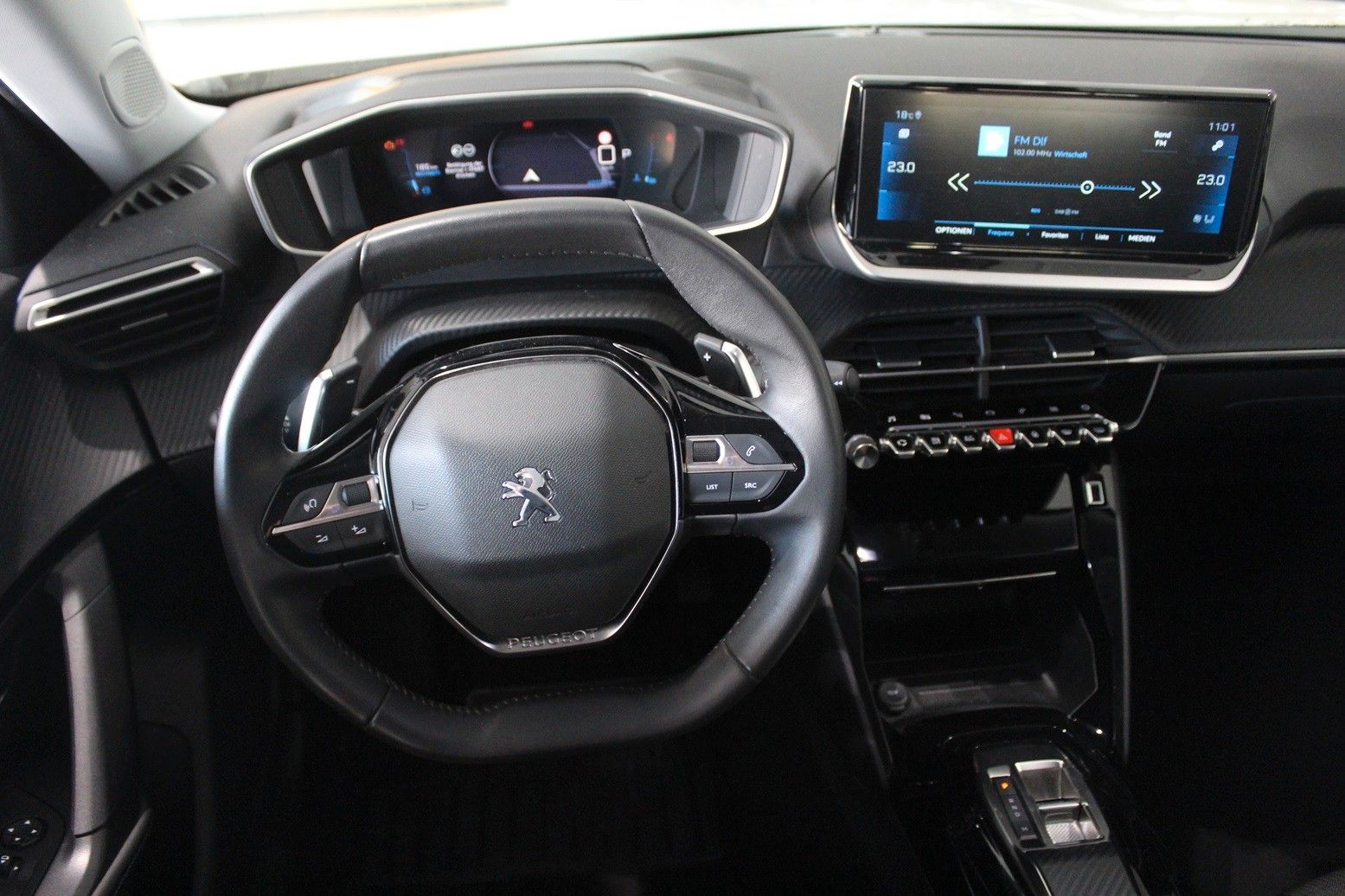 Fahrzeugabbildung Peugeot 2008 Allure Pack 1.2T NAVI/LED/PDC/180°CAM/DAB+