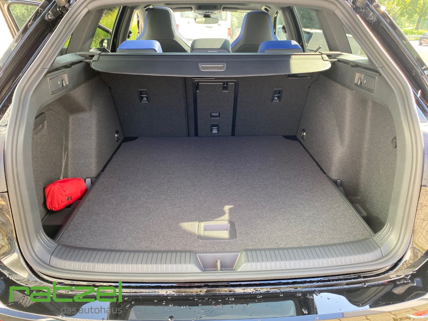 Fahrzeugabbildung Volkswagen Golf Variant VIII R 4Motion 2.0 TSI DSG DCC+NAVI