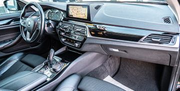 Fahrzeugabbildung BMW 520d Touring Sport Line HUD|LED|SHZ|NAVI|SPUR