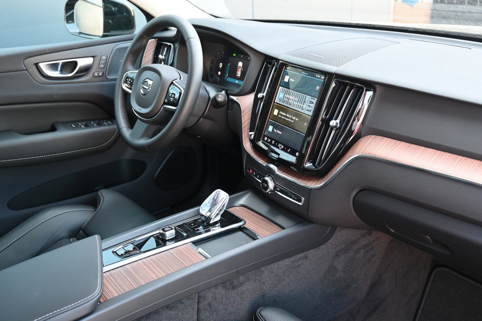 Fahrzeugabbildung Volvo XC60 T6 AWD RC Plus Bright*PANO*360*Luft*H&K*ACC