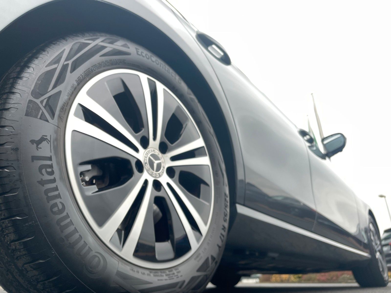 Fahrzeugabbildung Mercedes-Benz E 220 d T Pano+Ambiente+Distr+360°+Comand+DAB