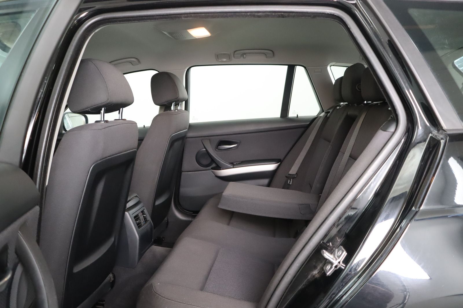Fahrzeugabbildung BMW 320i touring * Sitzhzg. * Navi