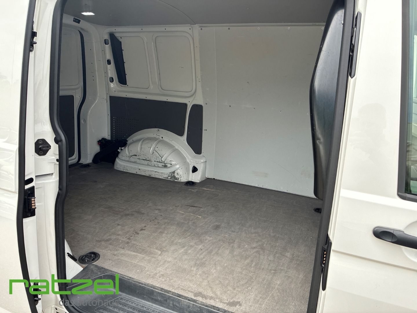 Fahrzeugabbildung Volkswagen T6.1 Transporter Kasten KR 2.0 TDI AHK Navi Kame