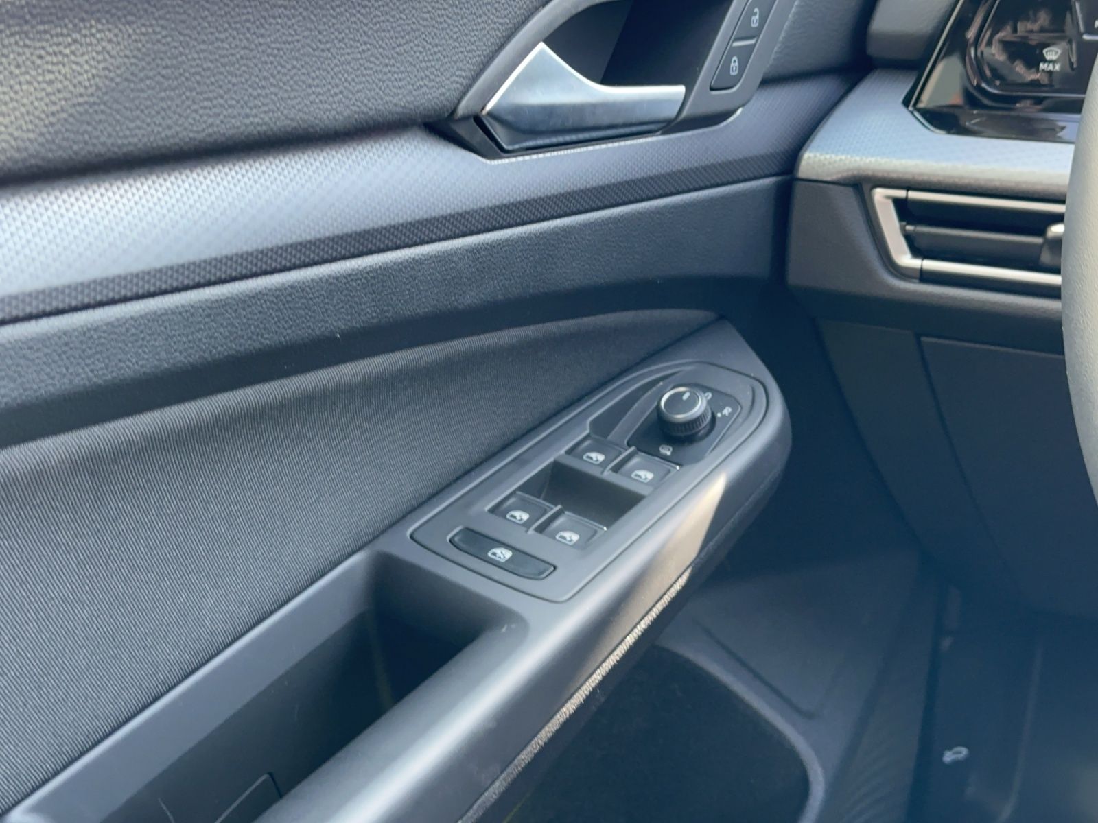 Fahrzeugabbildung Volkswagen Golf VIII Variant eTSI Active DSG NAVI LED AppCo