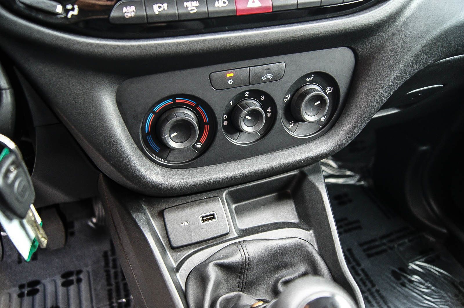 Fahrzeugabbildung Fiat Doblo 1.4i SX Kombi Klima 5-Sitze 2xSchiebetüren