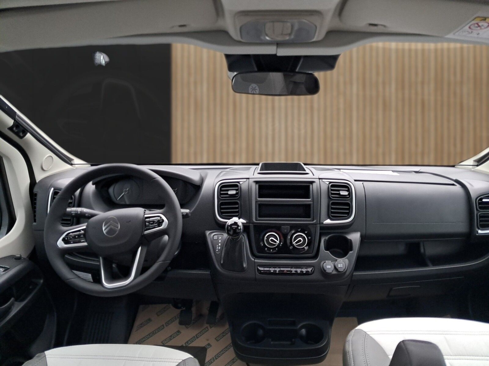 Fahrzeugabbildung Sunlight Adventure V 66 Automatik, Dörr Edition, TV