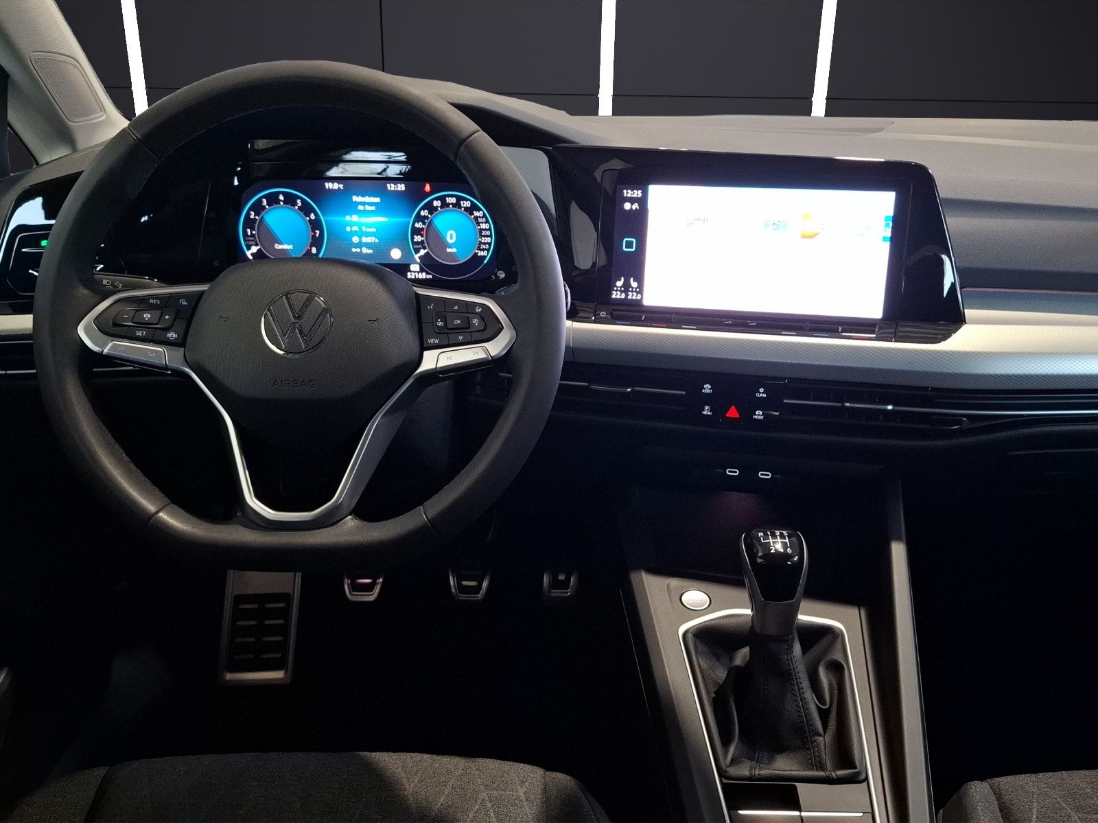 Fahrzeugabbildung Volkswagen Golf VIII Variant TSI Move Standhzg. LED AHK Car