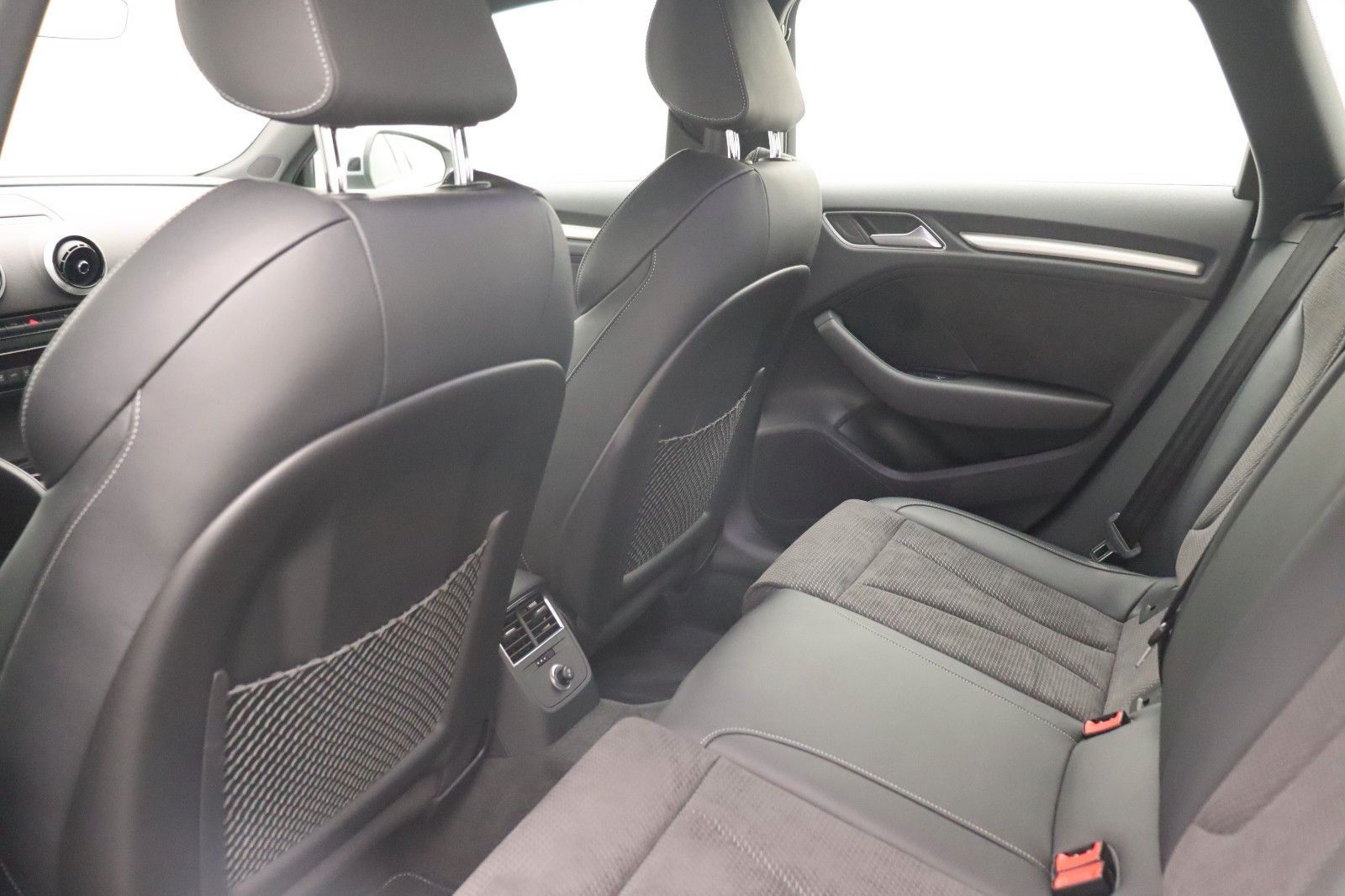 Fahrzeugabbildung Audi A3 Sportback 35 TFSI Sport S-Line