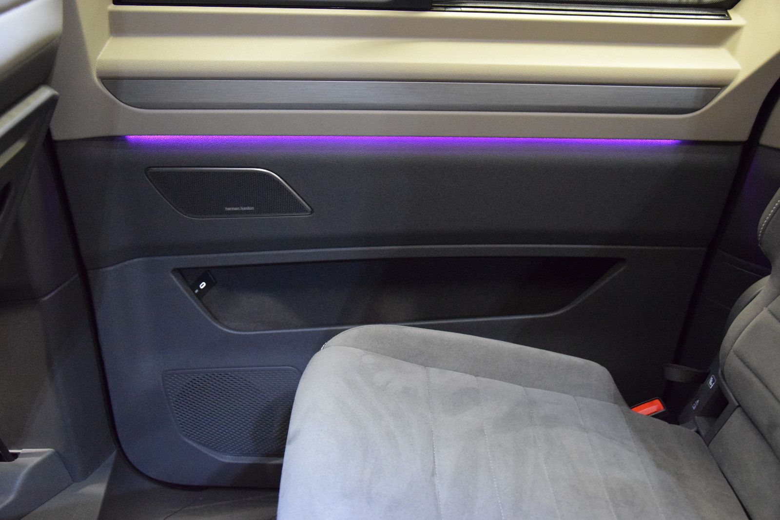 Fahrzeugabbildung Volkswagen T7 Multivan Pano ACC AHK DCC HK HuD 3-Zonen