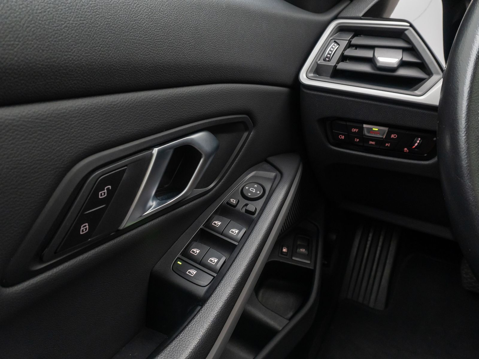 Fahrzeugabbildung BMW 330e xD ACC HUD Kamera DAB Alarm Panorama 19Zoll