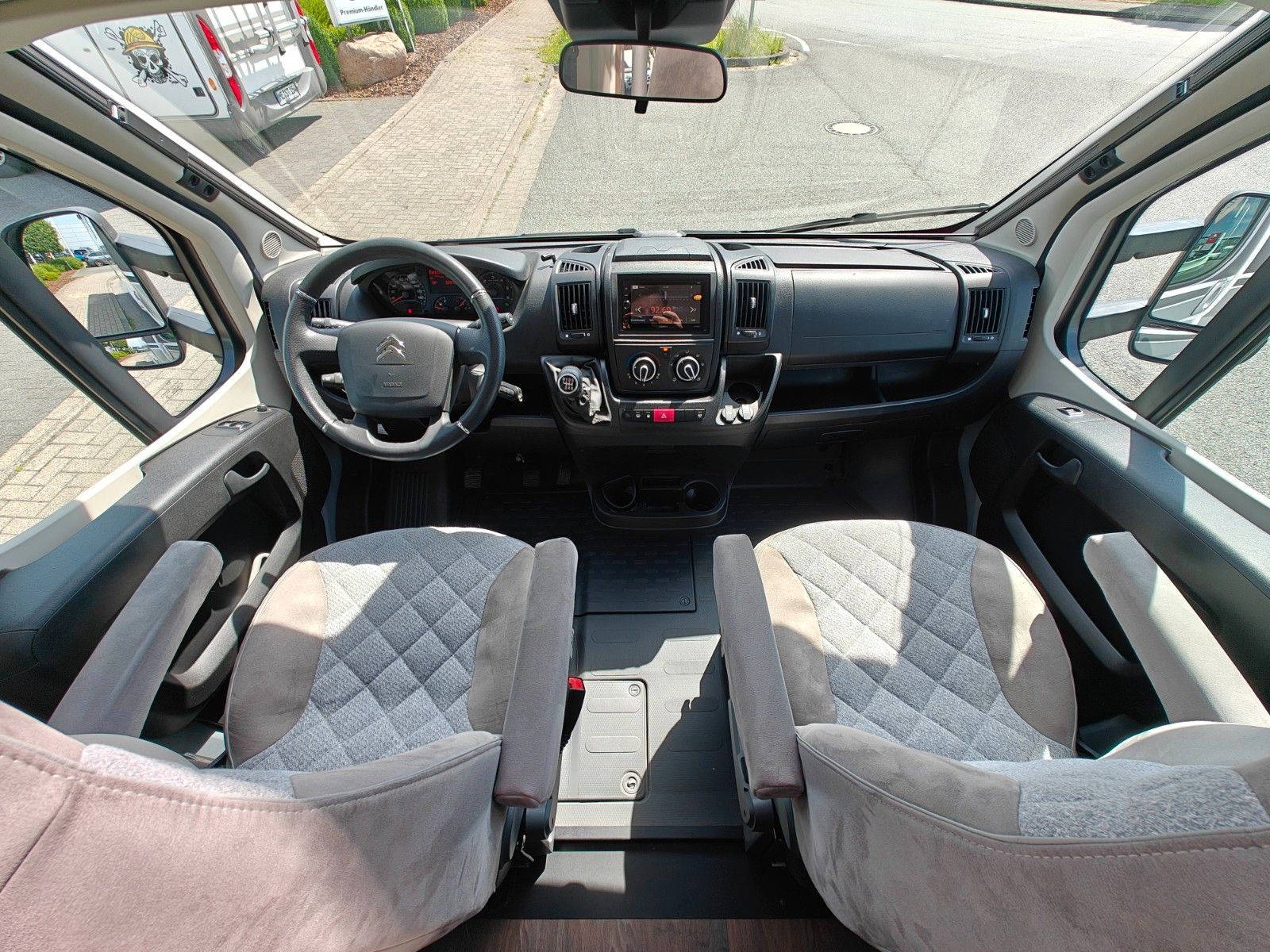 Fahrzeugabbildung Carado T-447 Clever+ Edition - SAT, TV, A/T, Hubbett -