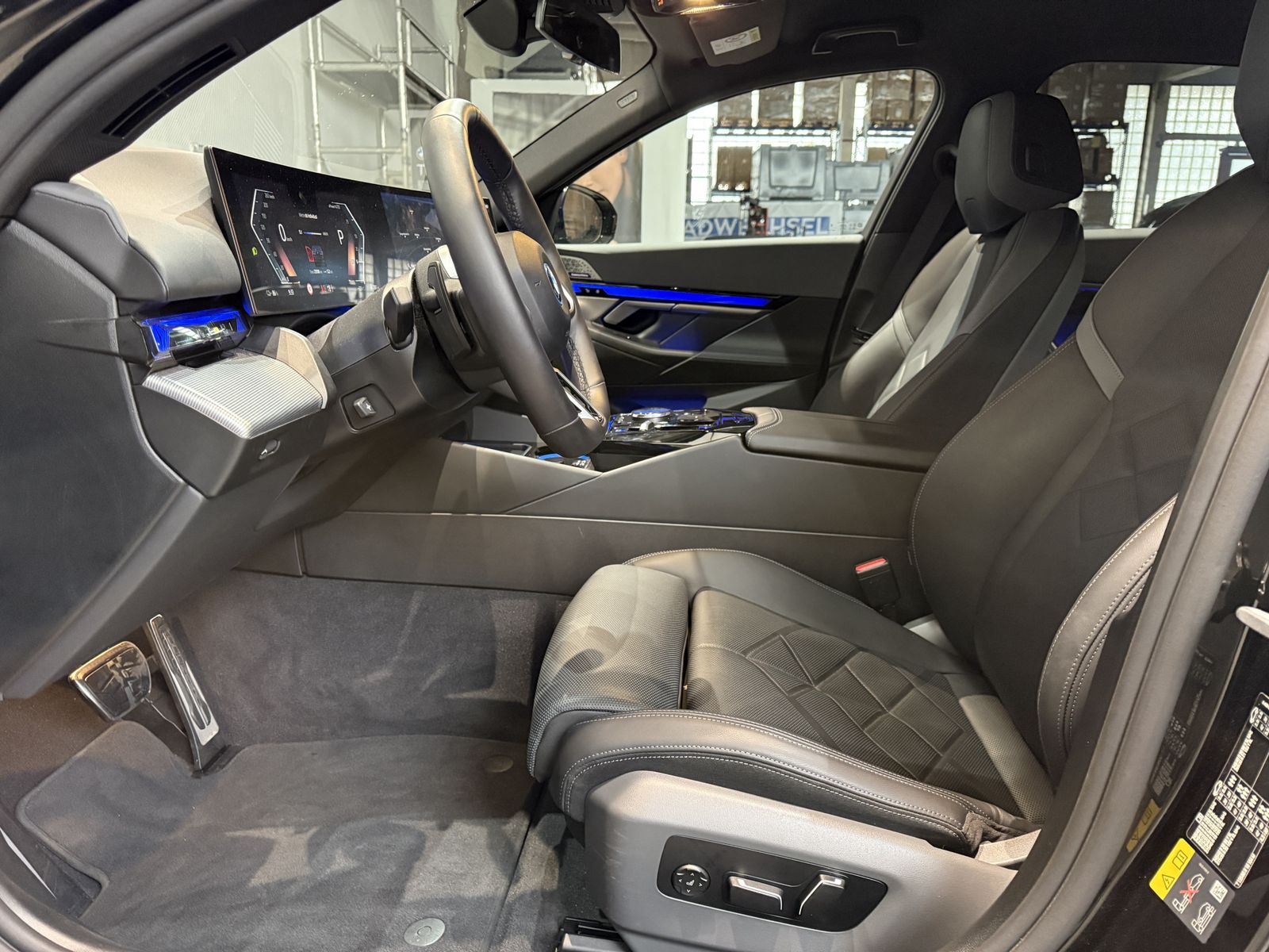 Fahrzeugabbildung BMW i5 xDrive40 M Sportpaket, Sitzbelüftung vorn, B&