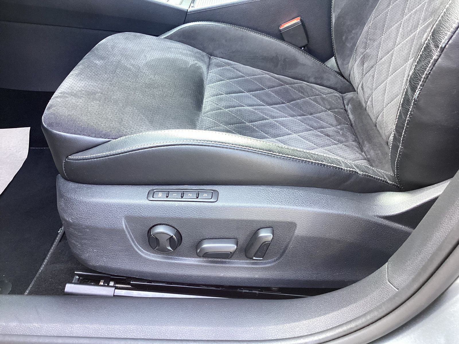 Fahrzeugabbildung SKODA Superb Combi Sportline 1.5 TSI Navi AHK ACC