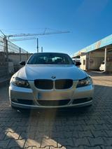 BMW E90 320i - BMW 320 Limousine 320i e90 mit Benzin-Antrieb