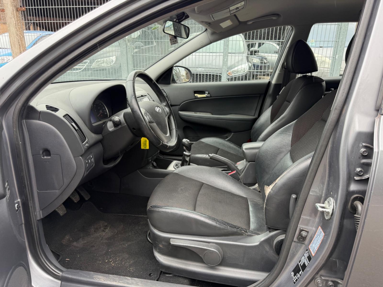 Hyundai i30 2011 — photo 11