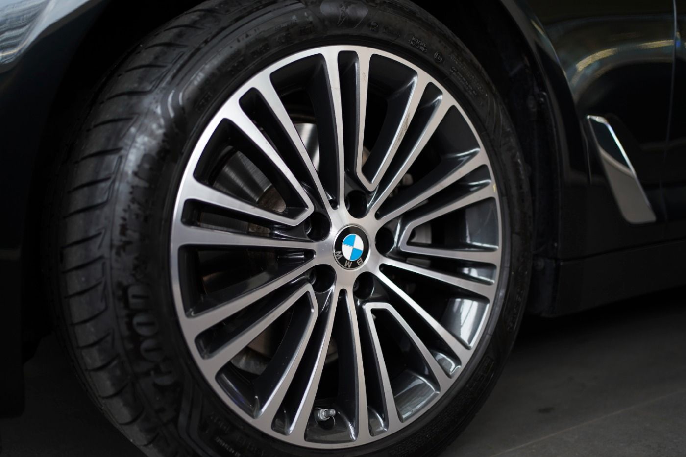 Fahrzeugabbildung BMW 520i Luxury Line +DrivingAssist.+Laserlicht+Head