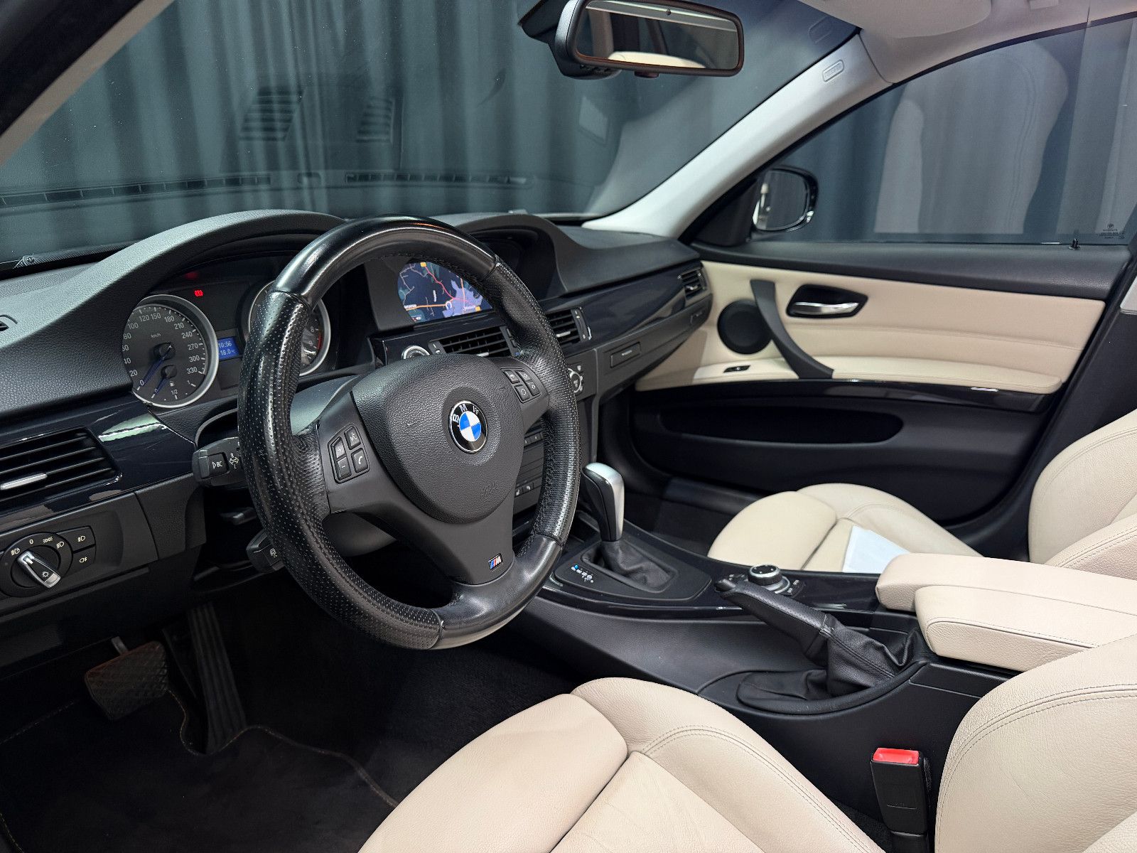 Fahrzeugabbildung BMW 335 i xDrive Touring|LEDER|NAVI|PANO