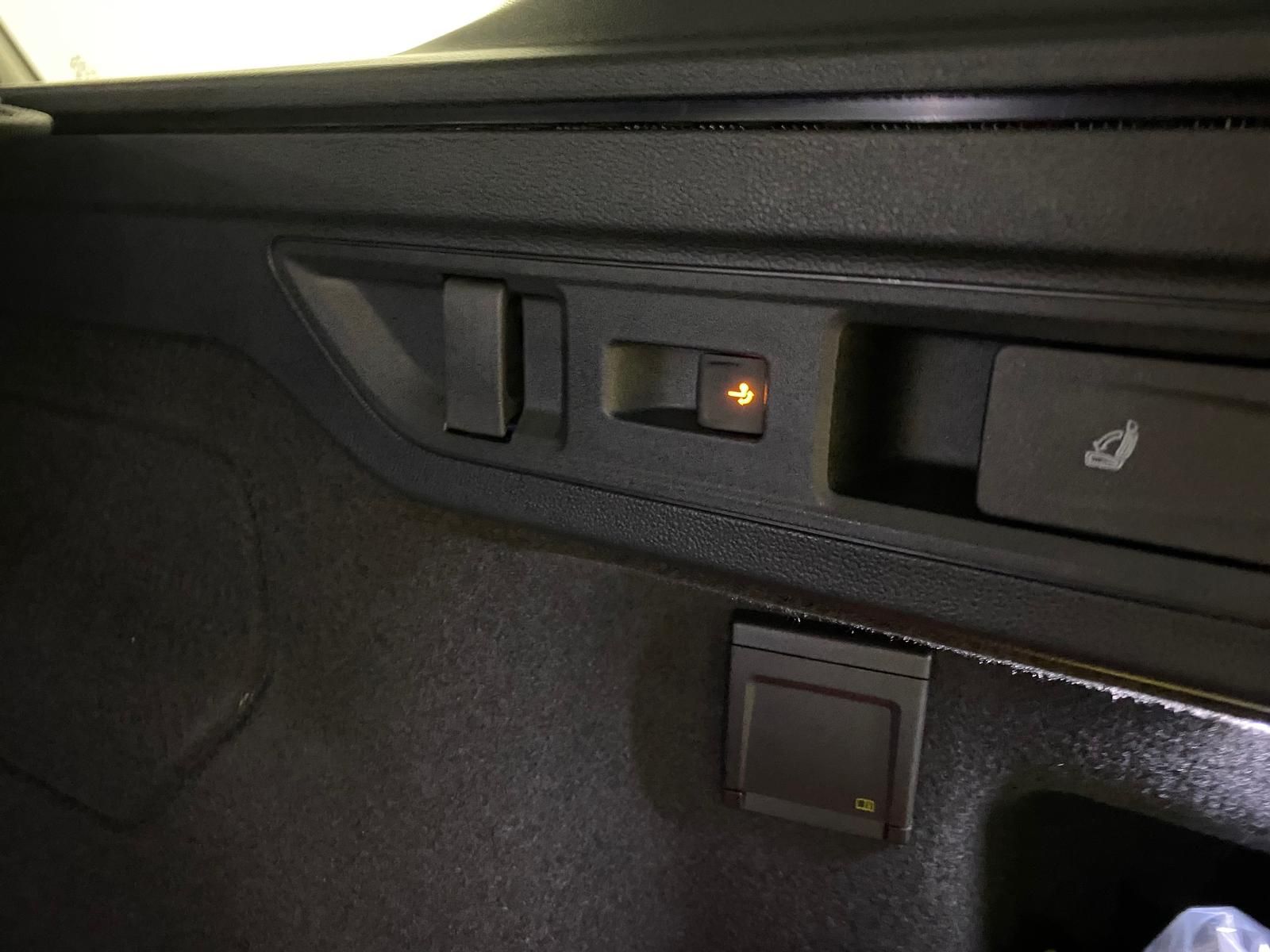 Fahrzeugabbildung Volkswagen Passat Variant 1.5 eTSI Elegance AHK+MATRIX+ACC+