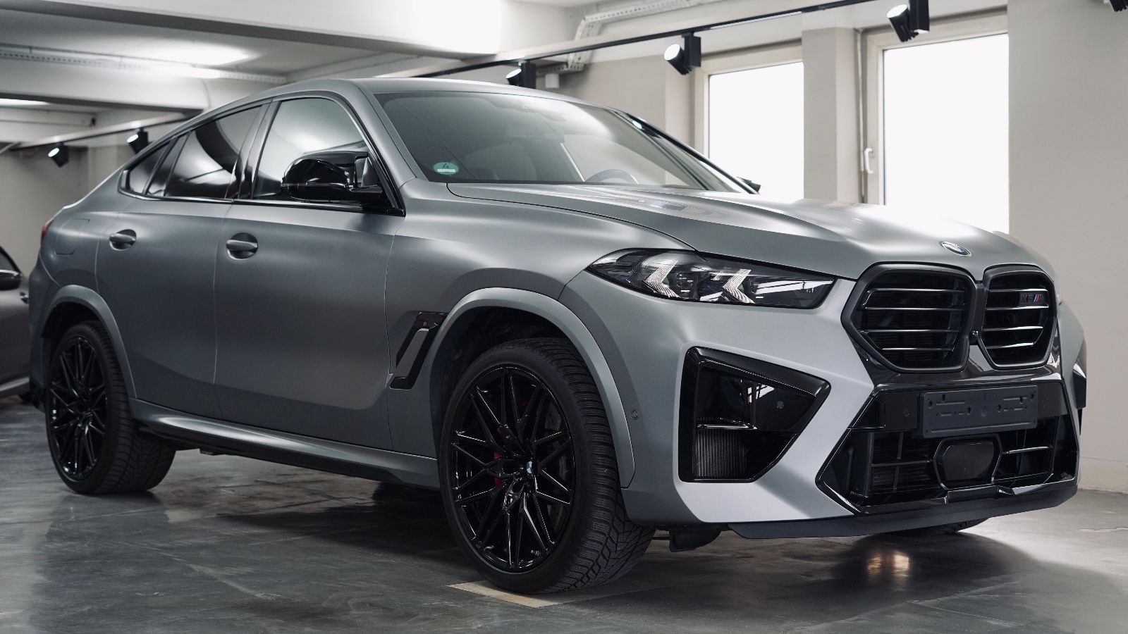 BMW X6 M Competition Drivers 360 Carbon B&amp;W  Massage