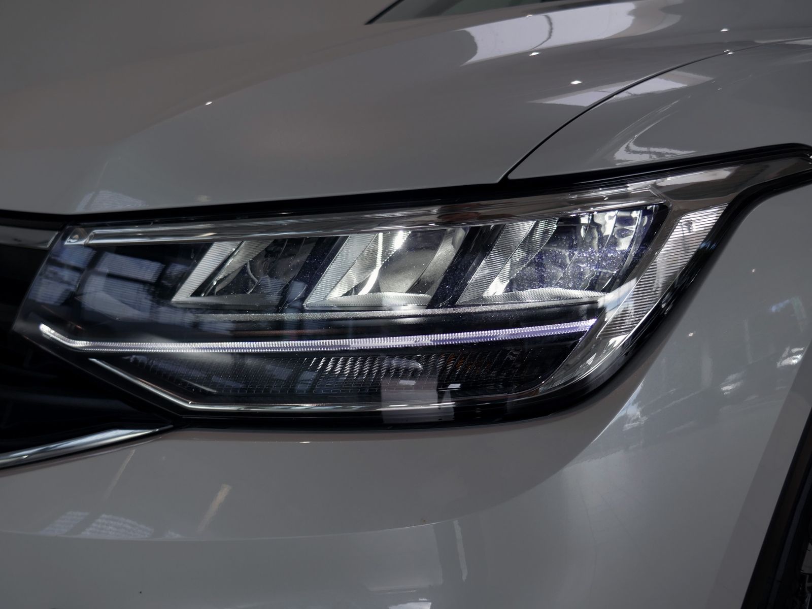 Fahrzeugabbildung Volkswagen Tiguan MOVE 2.0 TDI DSG | LED RFK ACC Navi