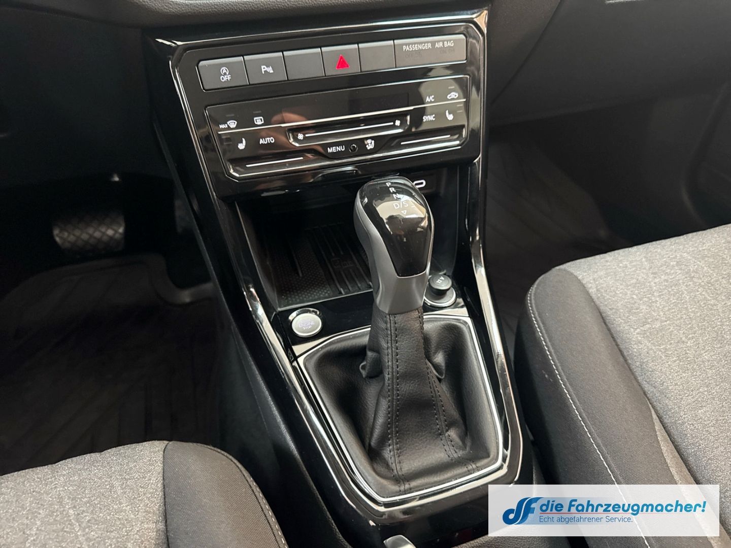 Fahrzeugabbildung Volkswagen T-Cross 1.0 TSI 85 kW Life Digitales Cockpit LED