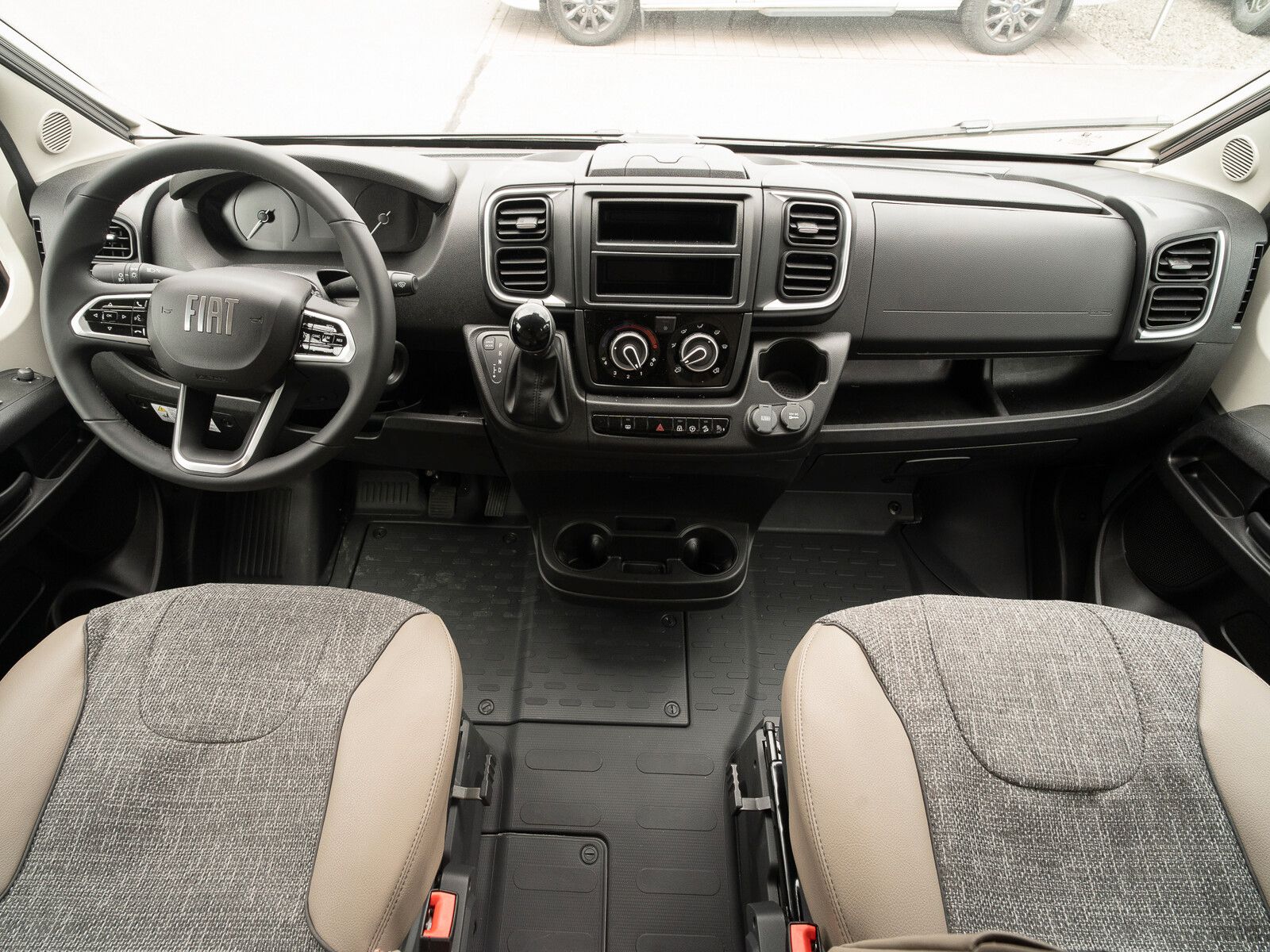 Fahrzeugabbildung Dethleffs Globetrail 600 DK Fiat Heckauszug/Rahmenfenster