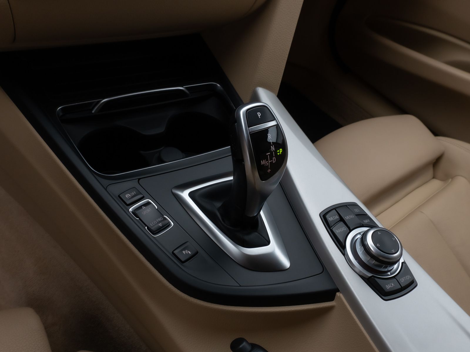 Fahrzeugabbildung BMW 320d xD PDC HUD Lenkrhzg Stop&Go Alarm Komfort