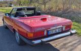 Mercedes-Benz US Klassiker SL 560 Roadster V8 - rote Mercedes-Benz SL 560