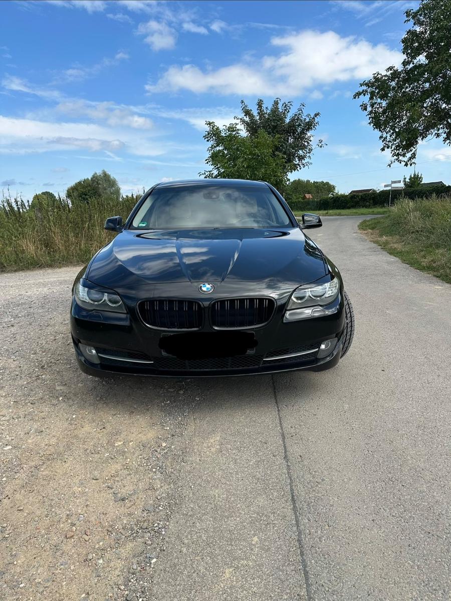 BMW 520 2012 — rear view