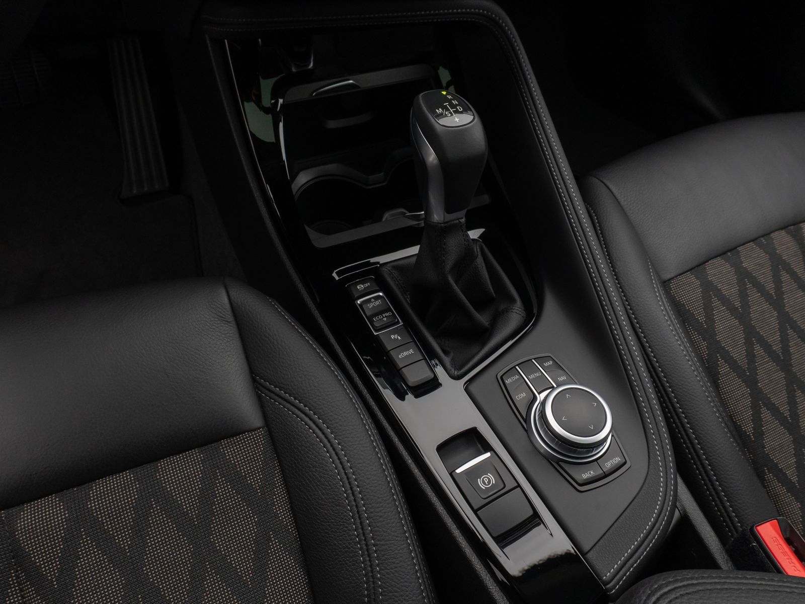 Fahrzeugabbildung BMW X1 xD25e xLine Panorama Kamera HUD DAB H/K AHK