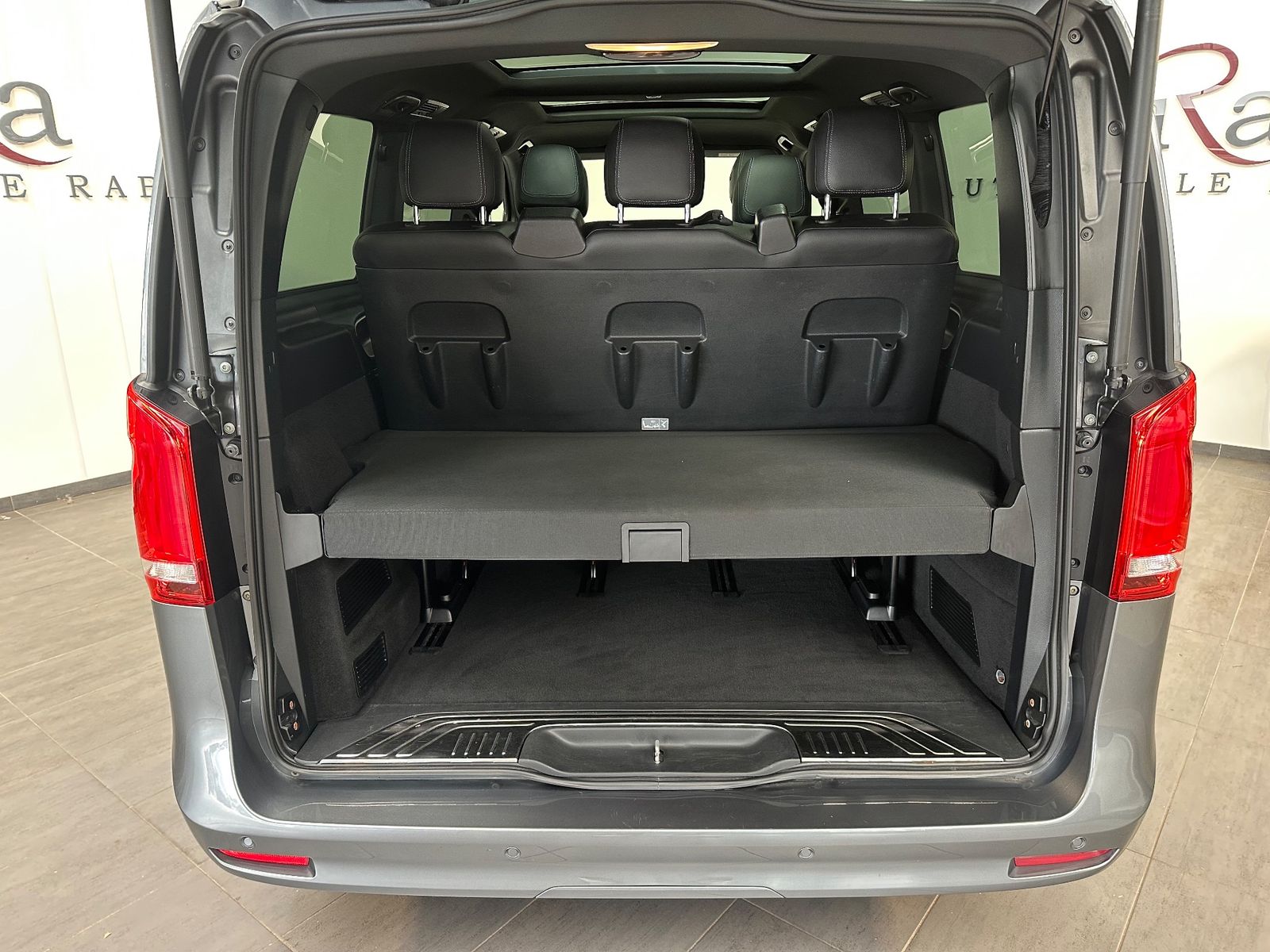 Fahrzeugabbildung Mercedes-Benz V 250 AMG-Line NAV+LED+360°+PANO+AHK+AIRMATIC