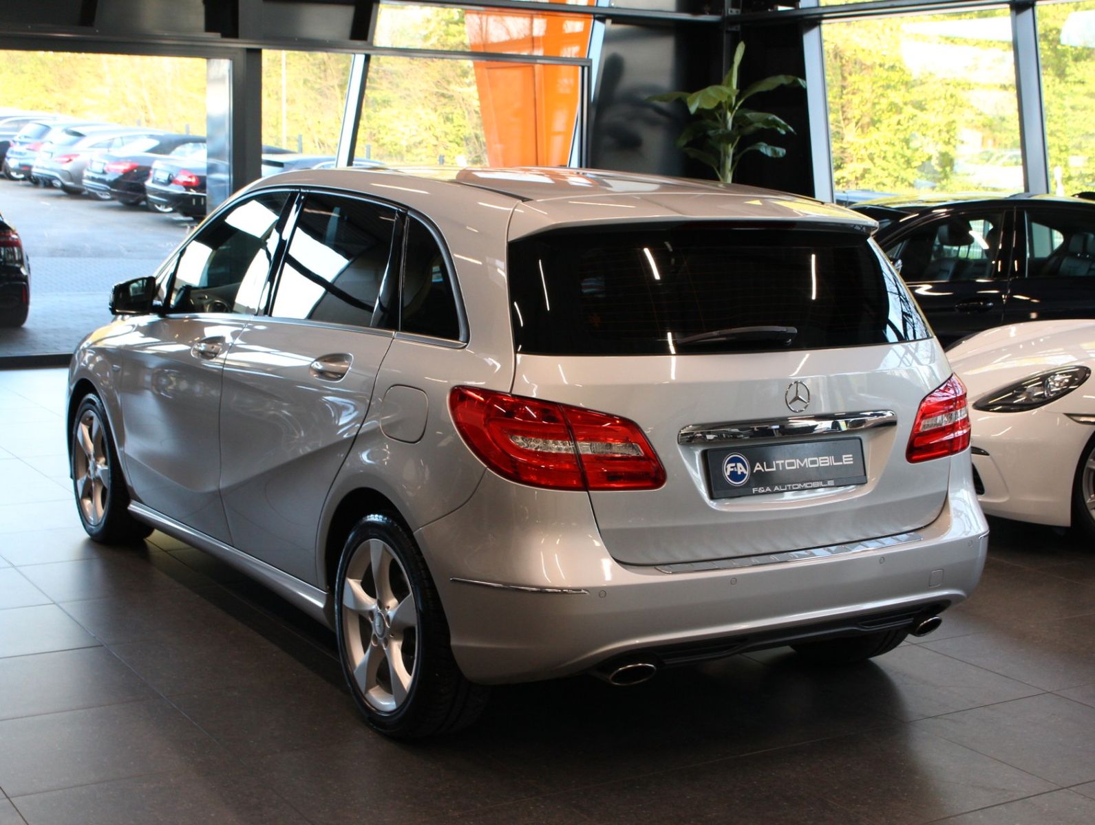 Fahrzeugabbildung Mercedes-Benz B 180 BlueEF*Sport-Paket*Navi*Bi-Xenon