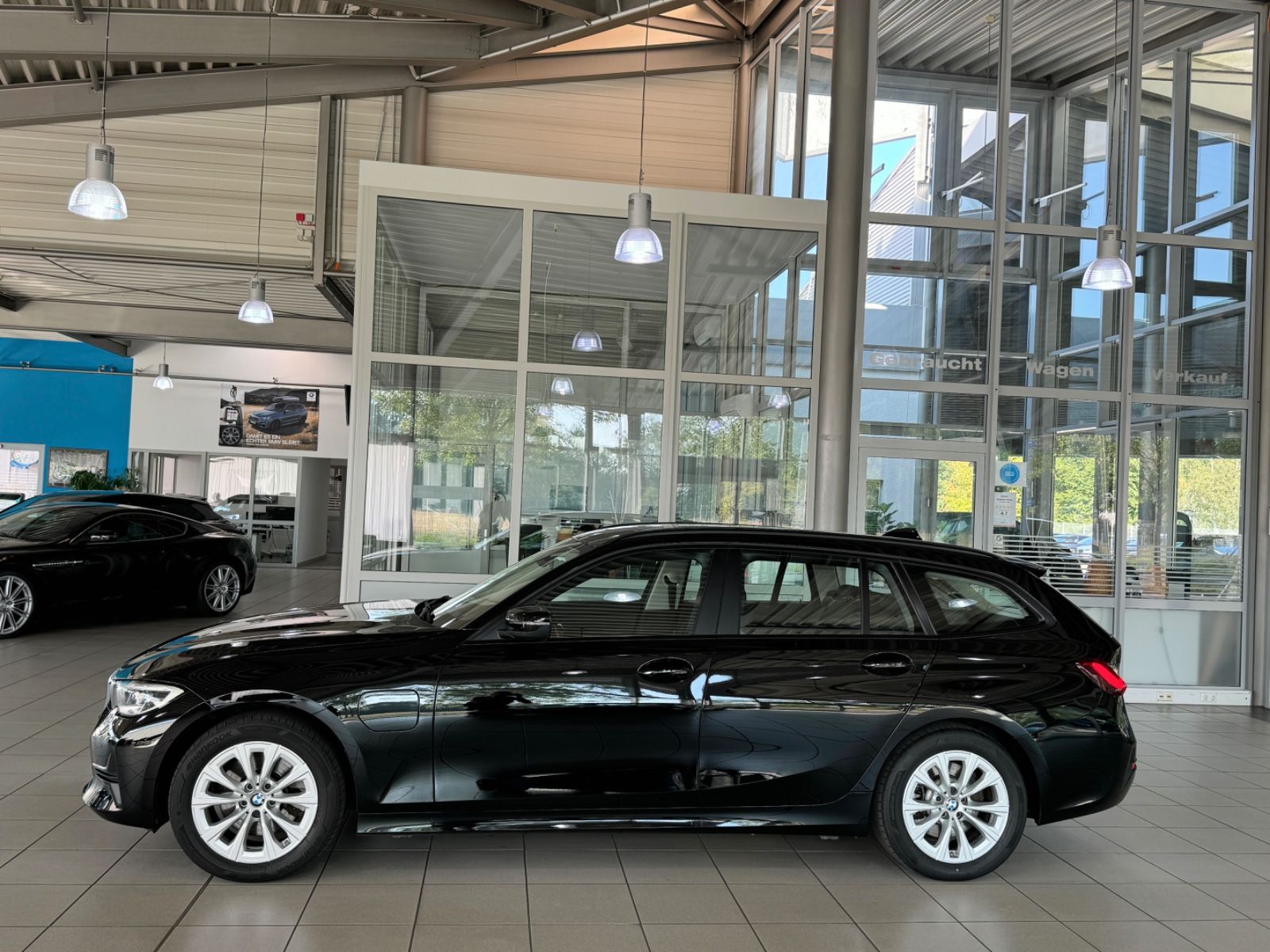 Fahrzeugabbildung BMW 320e Laser DAB Komfort HUD AHK Alarm Sport Leder