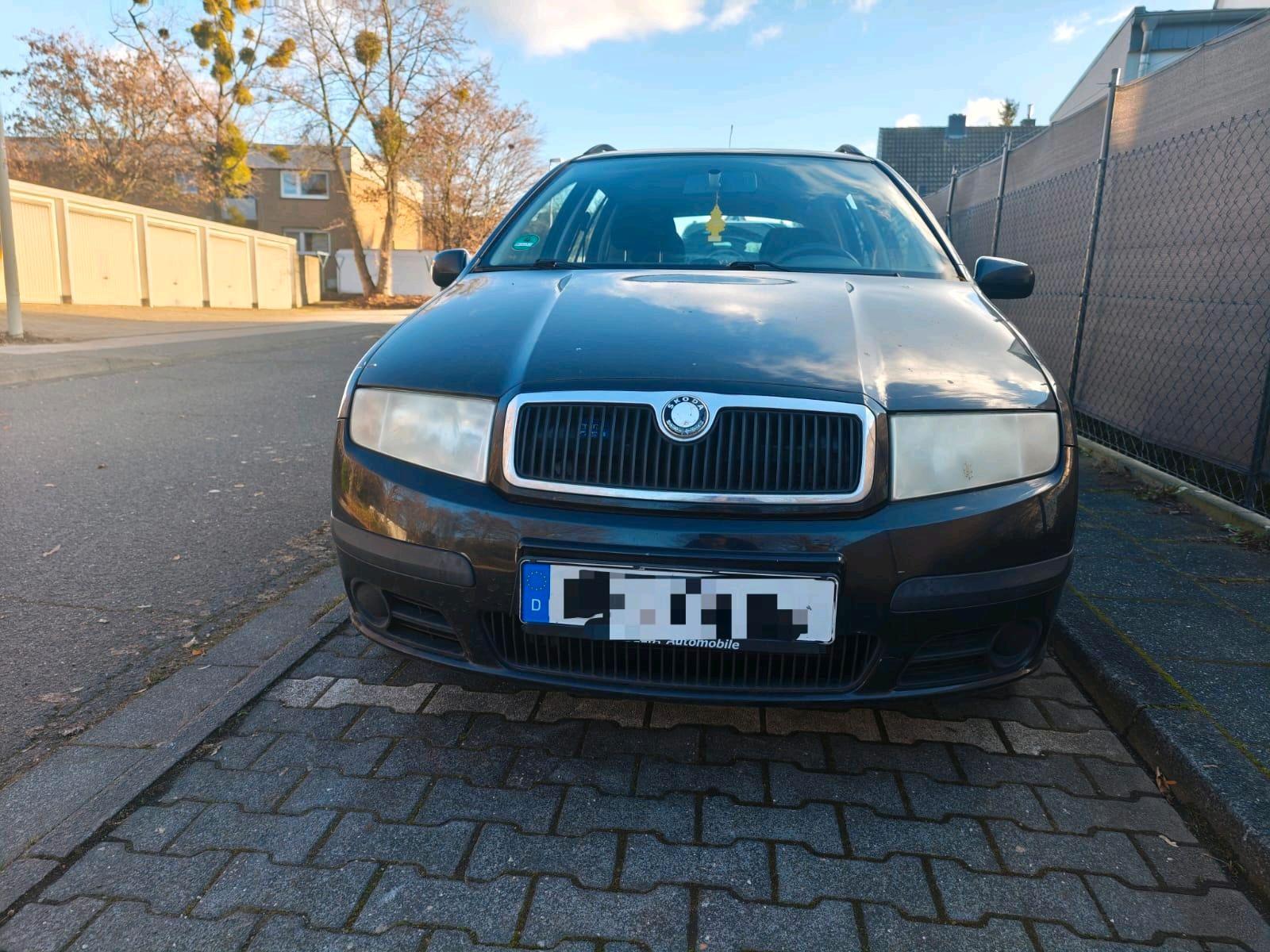 Skoda Fabia 2004 — rear view