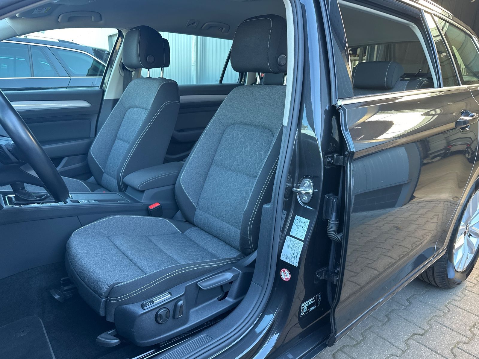Fahrzeugabbildung Volkswagen Passat Variant 2.0 TDI DSG Business NAV+IQ-LIGHT