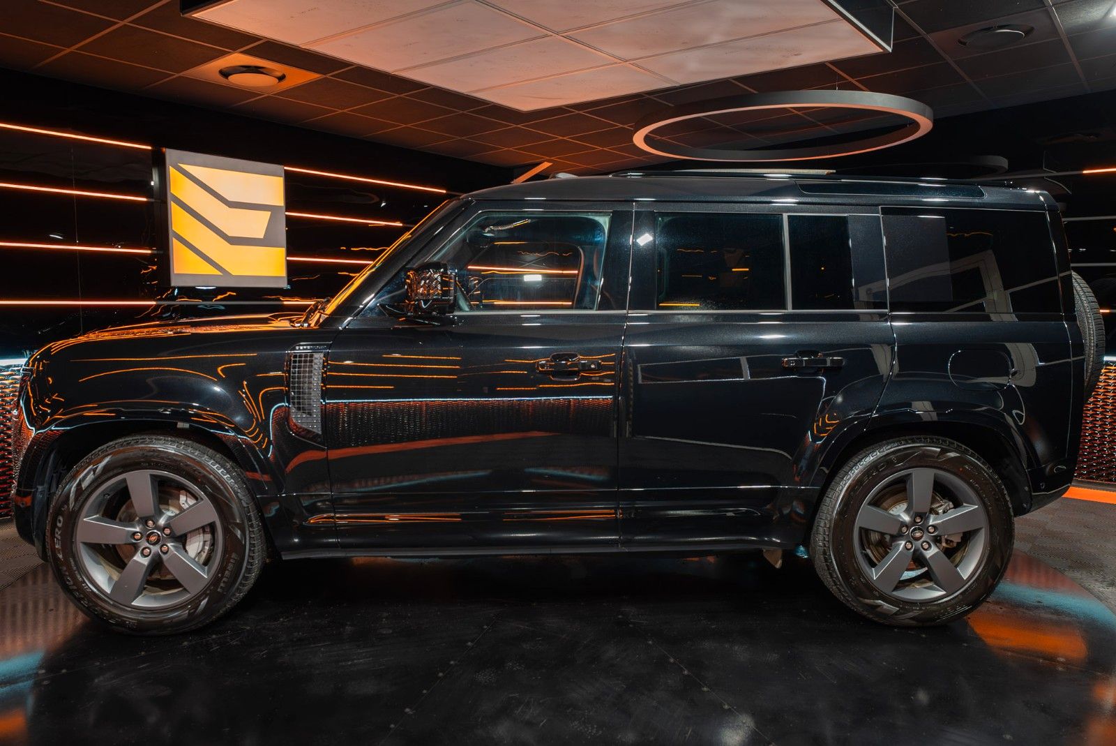 Land Rover Defender 110 P300e X-Dynamic SE imagem 2