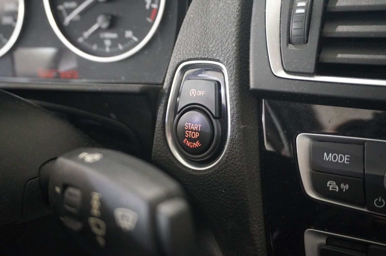 Fahrzeugabbildung BMW 220i COUPE SPORT LEDER/SHZ/PDC/USB/SCHIEBEDACH