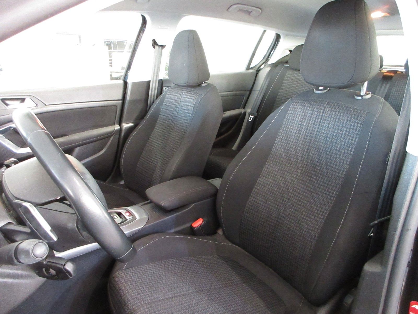 Fahrzeugabbildung Peugeot 308 Active Pack 1.2T LED/NAVI/PDC/TEMPOMAT