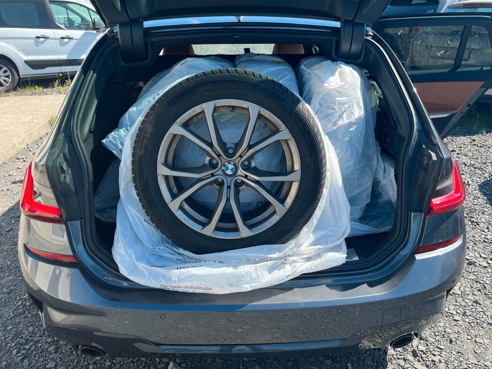 Fahrzeugabbildung BMW 320d Sport-Aut. M SPORTPAKET Navi Leder AHK LED