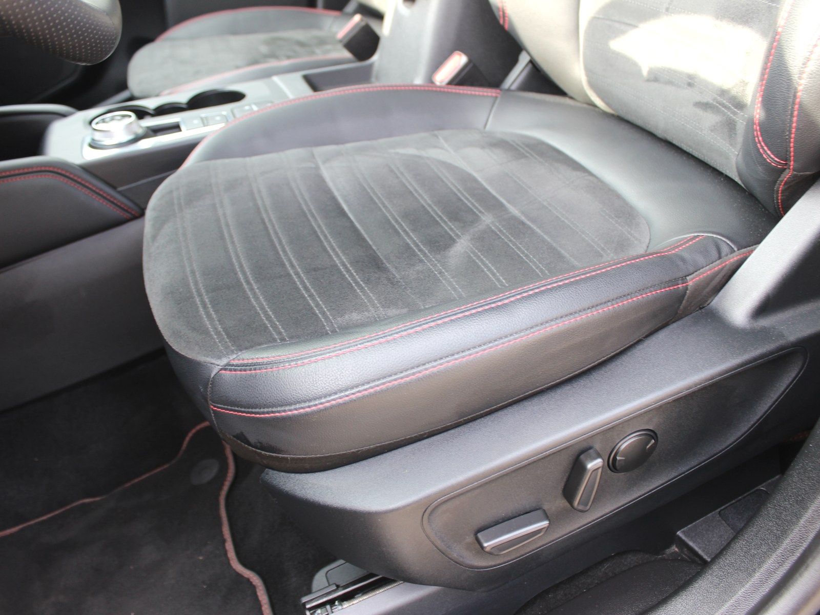 Fahrzeugabbildung Ford Kuga Plug-In Hybrid ST-Line X 2,5 Duratec
